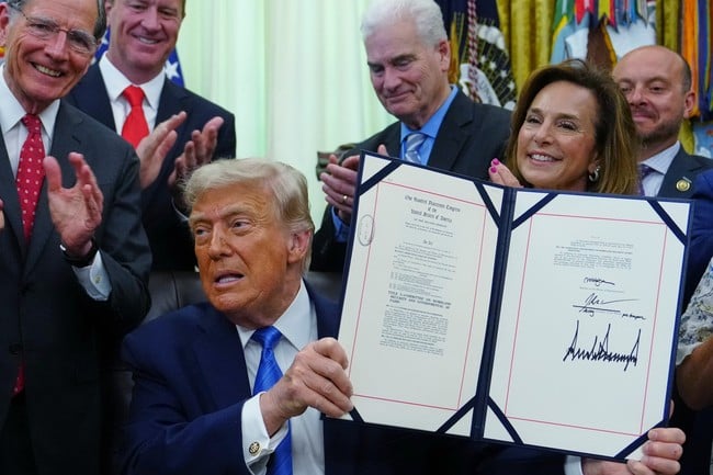 Trump Signs DHS Funding Bill Through End of His Term