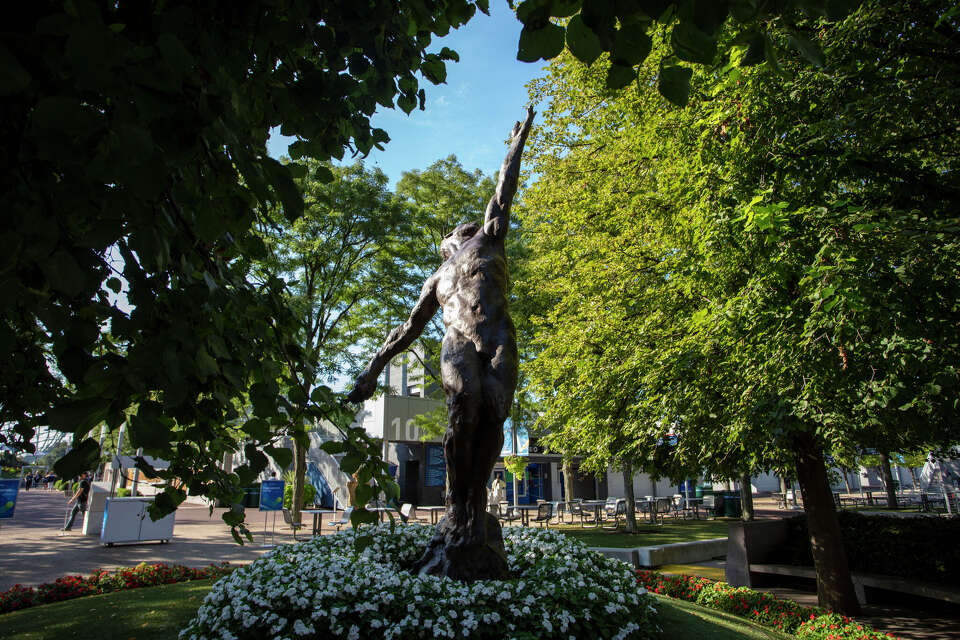 Spurs Can Learn From The Best And Worst Of Sports Statues