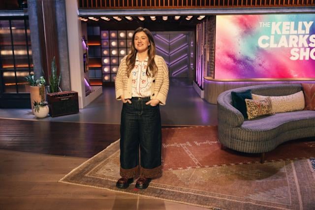 Kelly Clarkson Fans Demand Petition Over Viral Clip