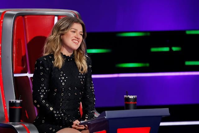 Kelly Clarkson Tears Up on The Voice