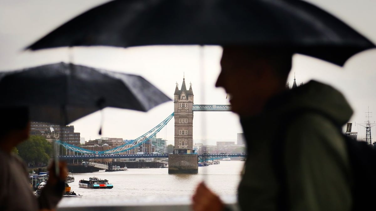 Britain's Gloomy Weather Draws Tourists