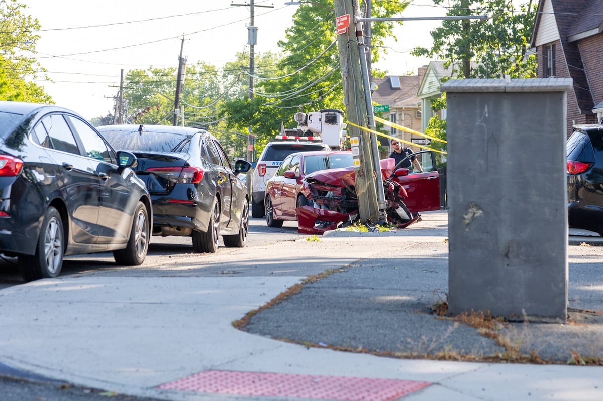 Car Crashes Into Utility Pole on Richmond Road