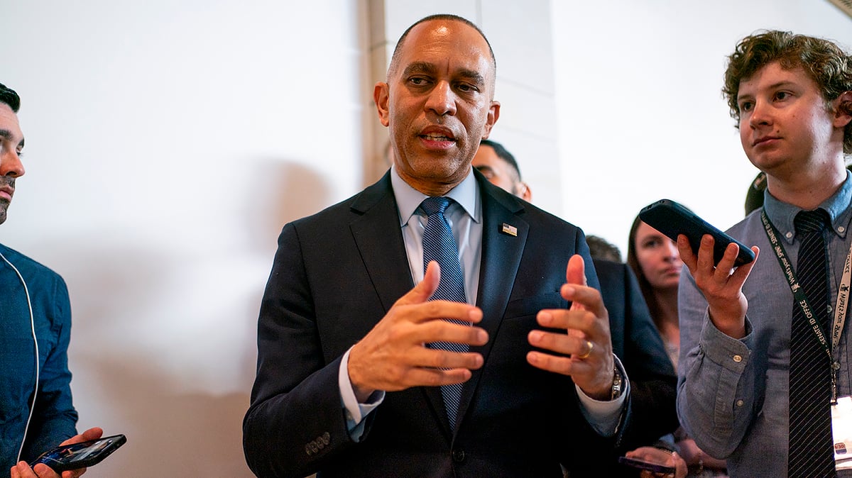 Jeffries Warns Pulte-DNI Pick Threatens FISA Renewal
