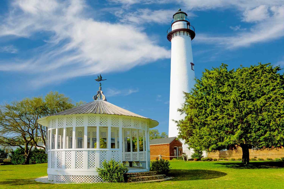 10 Expert-Recommended Small U.S. Towns for a Summer Getaway