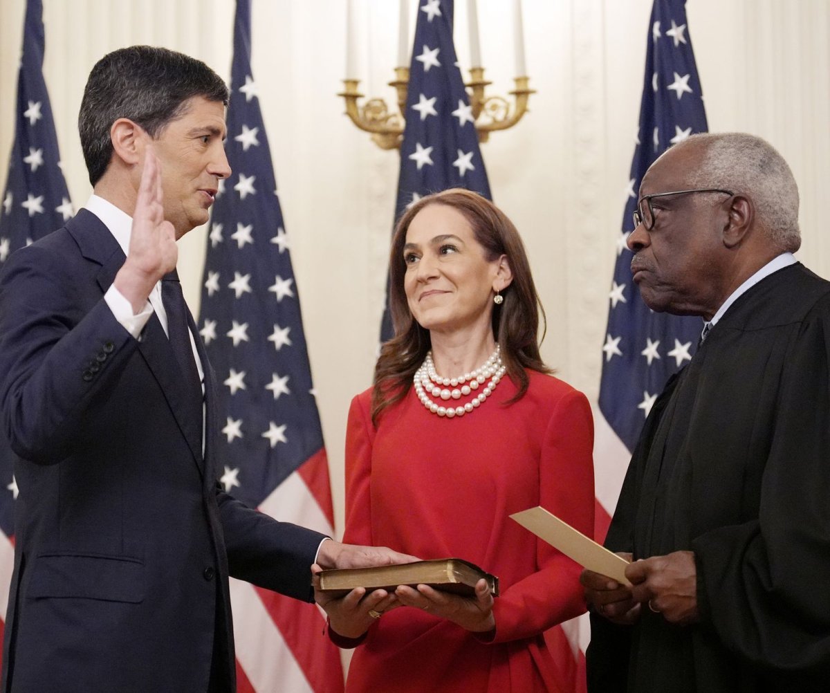 Warsh Sworn In, Pledges Reform-Oriented Fed