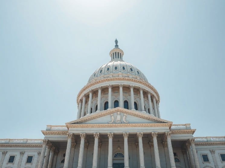 Lummis Says CLARITY Act Would Bring Crypto Market Certainty