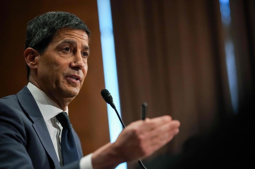 Warsh Faces First Fed Test as Trump Pressures Rate Cuts