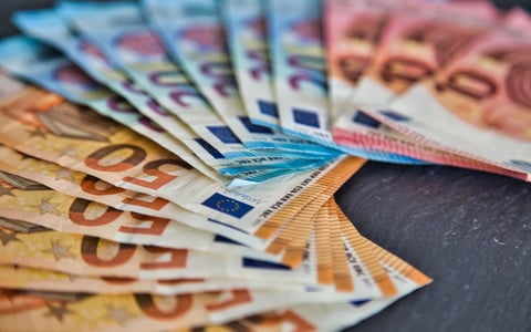 S&P 500 Clings to 6820 Amid Earnings, Tensions