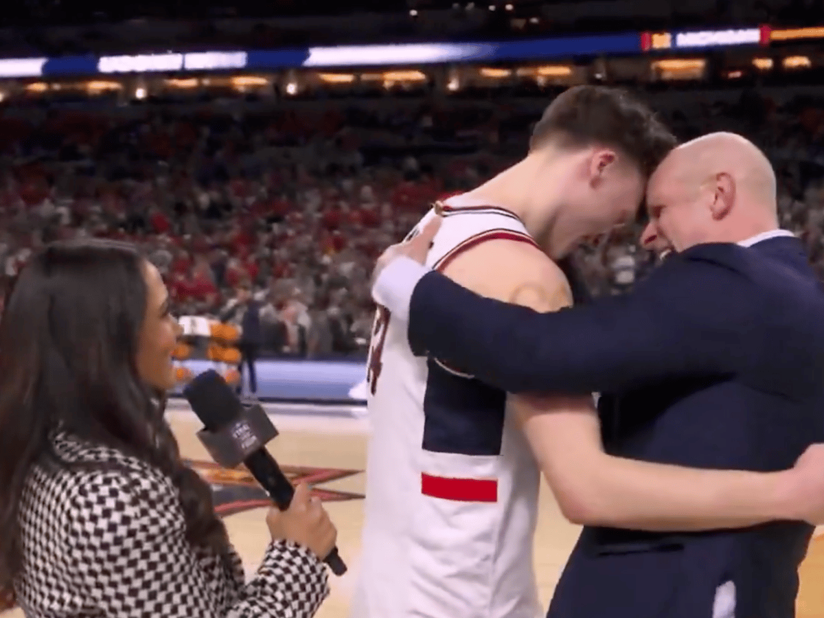 Dan Hurley Stops TNT Interview to Fire Up Final Four Crowd