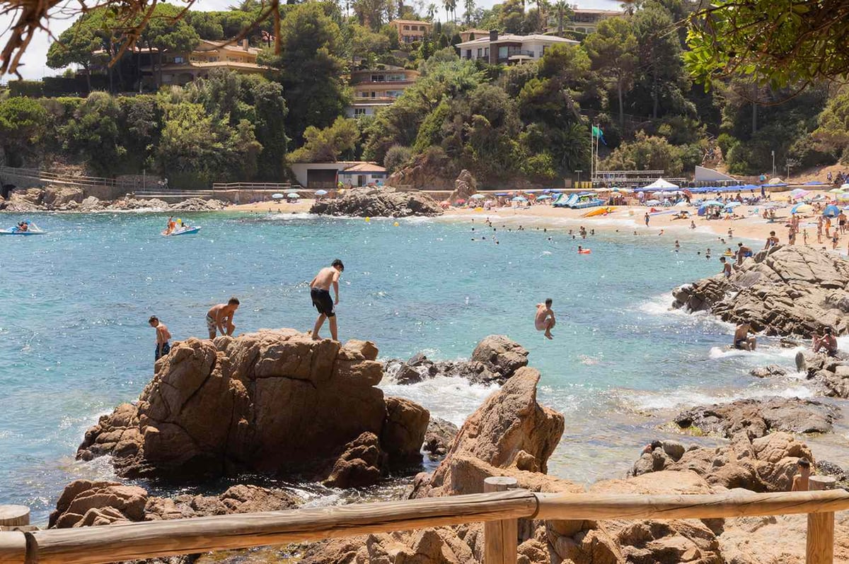 New Report Reveals Best Time to Book Summer Flights and Top Destinations