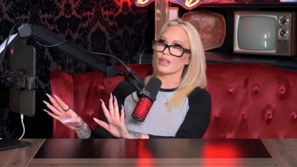 Bunnie Xo Locks Lips With 24-Year-Old Reality Star at Jelly Roll's Bar