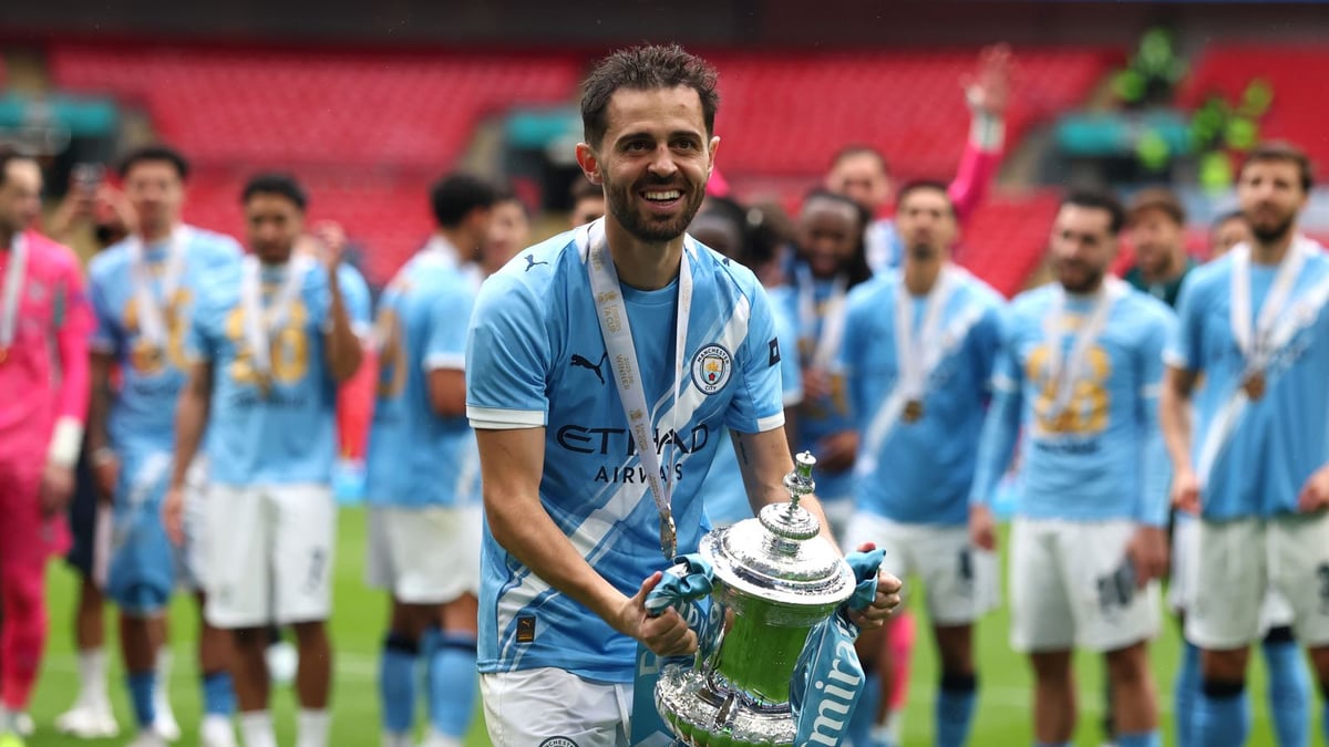 Transfer Centre Live - Latest Football Rumours and Deals