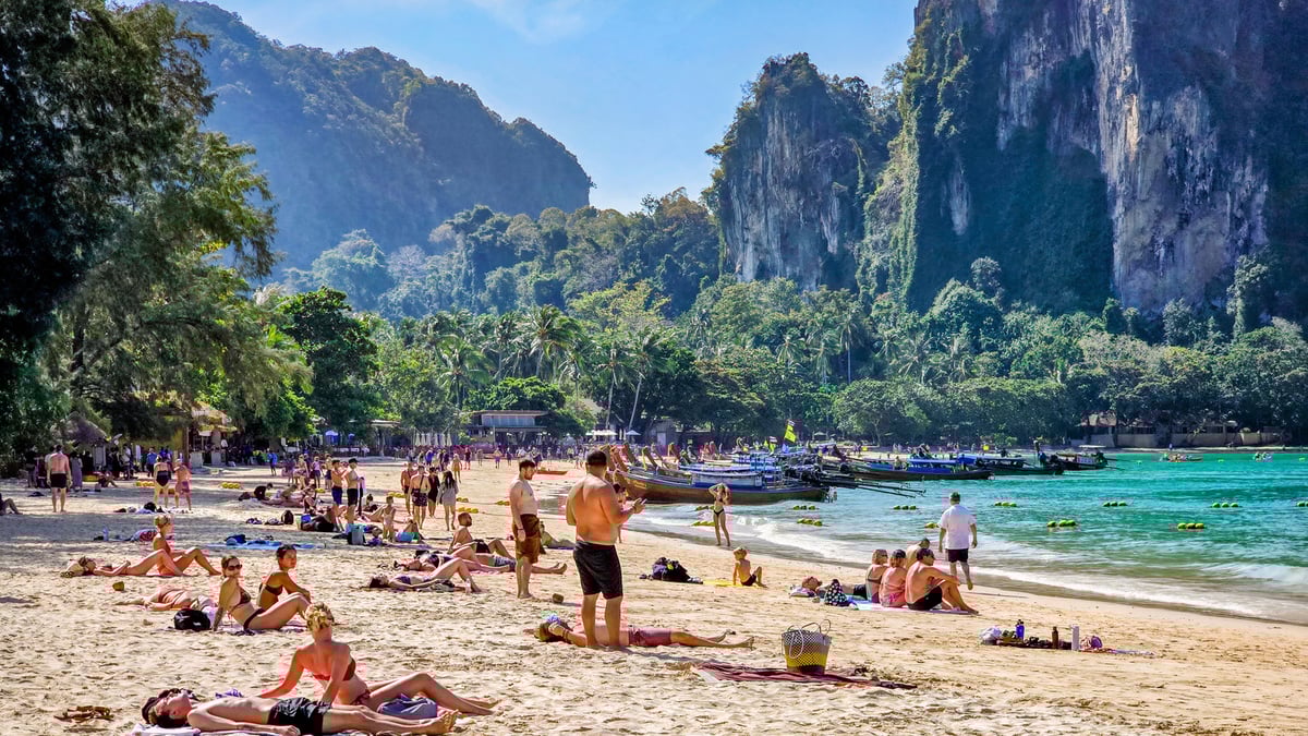 Americans Warned of Device Ban After $1,200 Tourist Fine