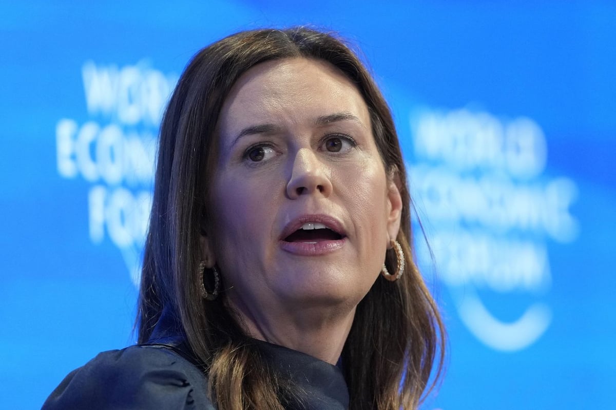 Sanders Flipped Off, Booted from Arkansas Restaurant