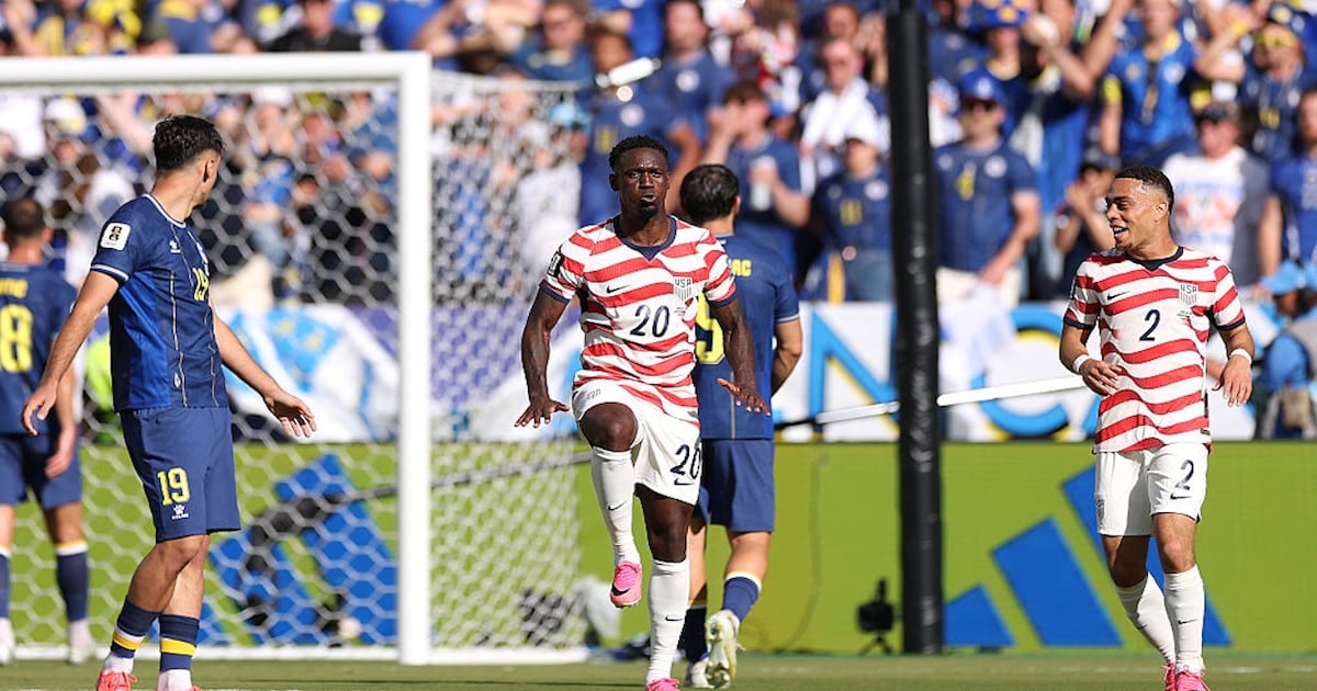 US Advances in World Cup With Dominant 2-0 Victory