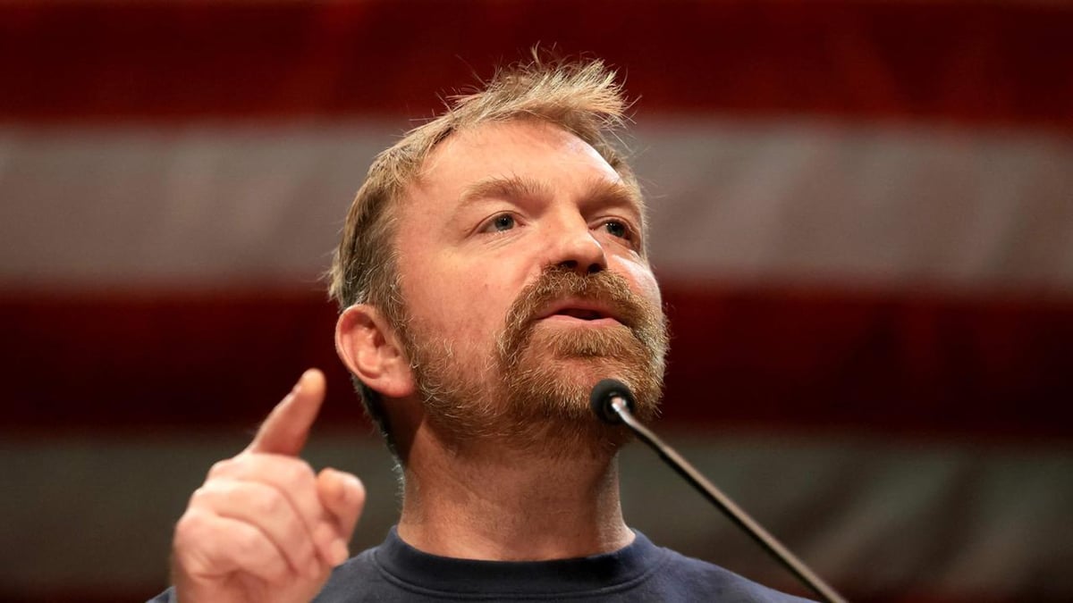 Platner Crisis Exposes Democrats' Midterm Vulnerability and Divisions