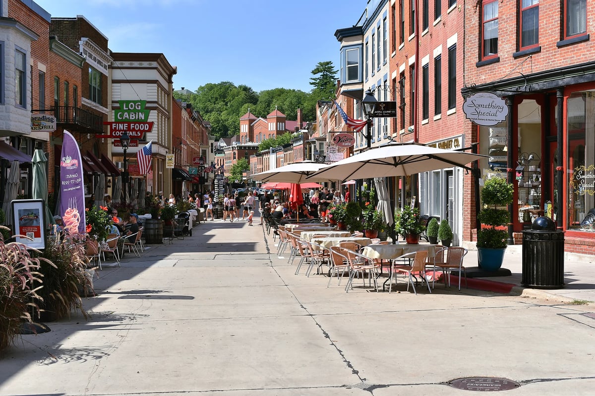 10 Best Small Towns To Visit In Illinois
