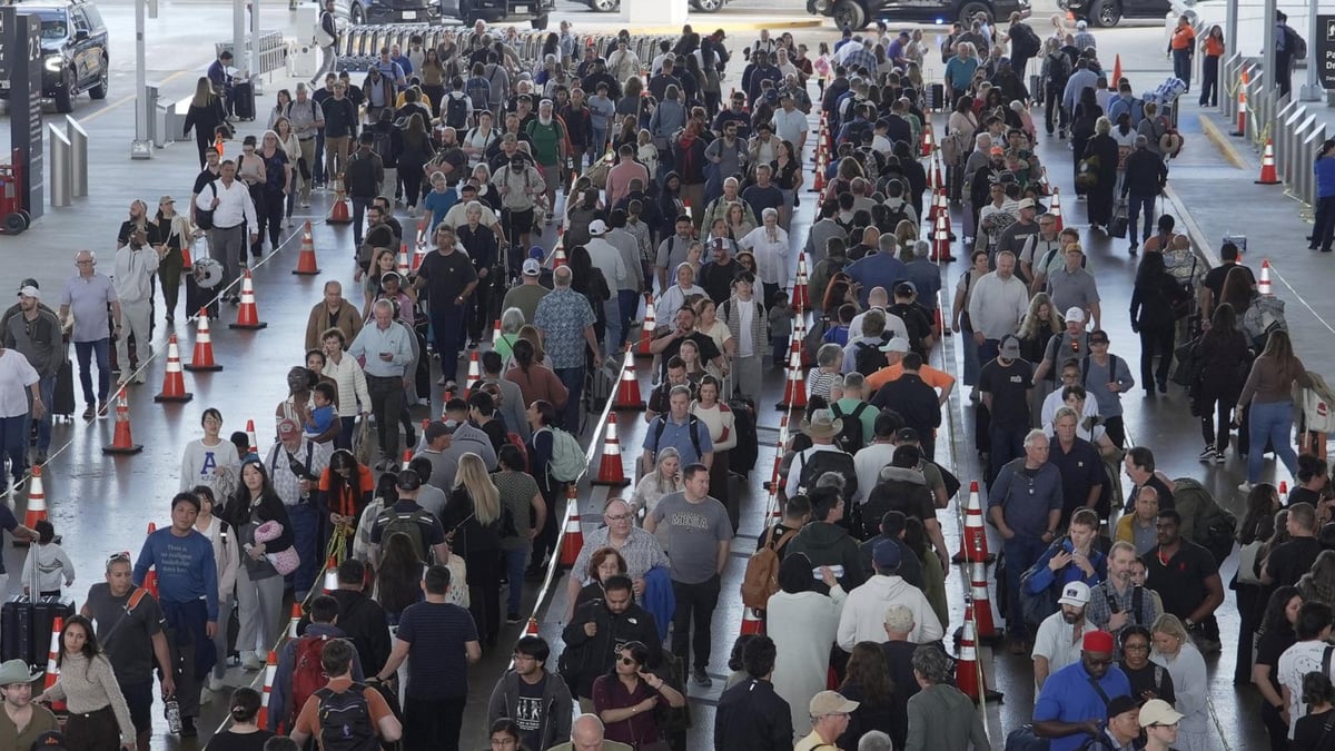 Trump Orders DHS to Pay TSA Workers Amid Shutdown Chaos