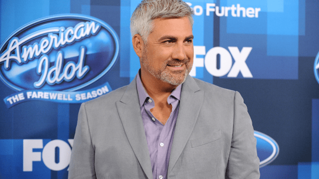 Taylor Hicks Makes His Move on Kelly Clarkson