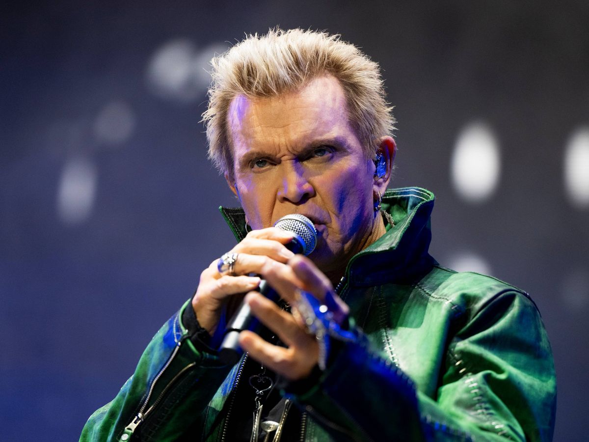 Billy Idol’s Near-Death Drug Battle Revisited At The AMAs