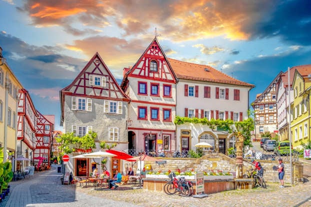 17 Spring Getaways With Gardens, Flowers, And Charming Town Centers
